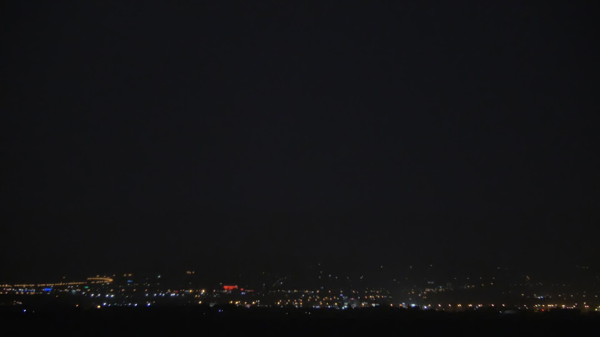 夜间城市的闪电袭击视频的预览图