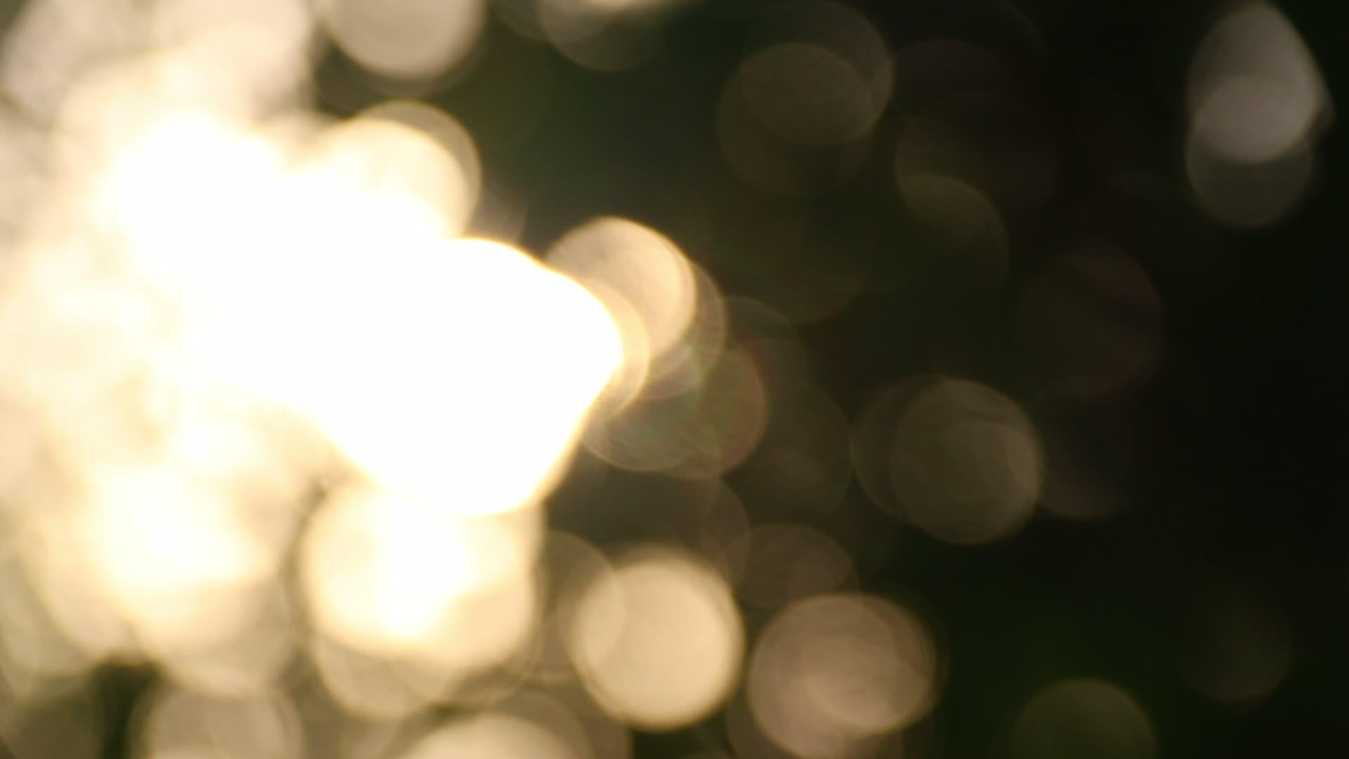 圣诞节或节日主题的暗底背景bokoh灯光视频视频的预览图