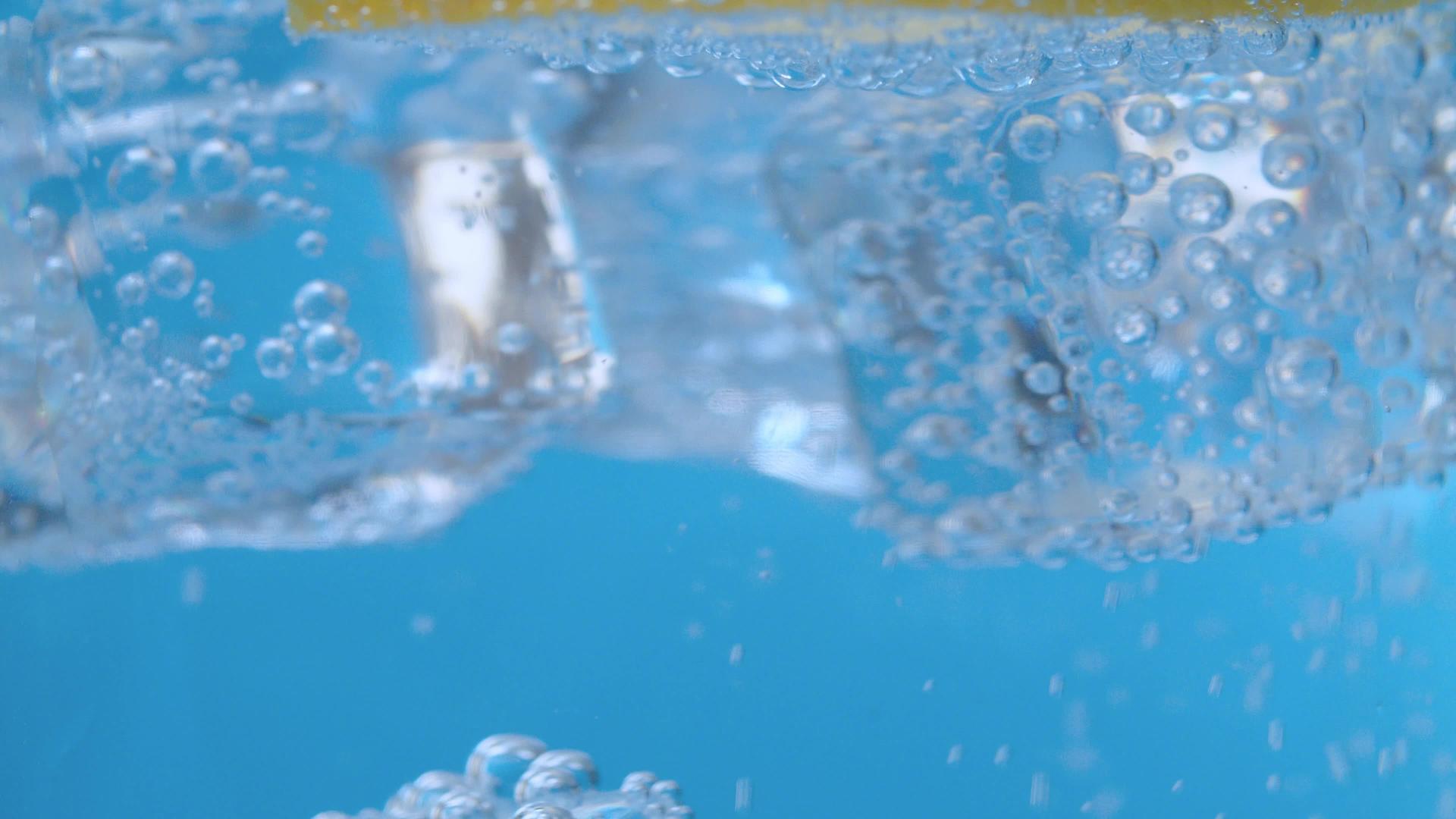 矿泉水中的冰和柠檬视频的预览图