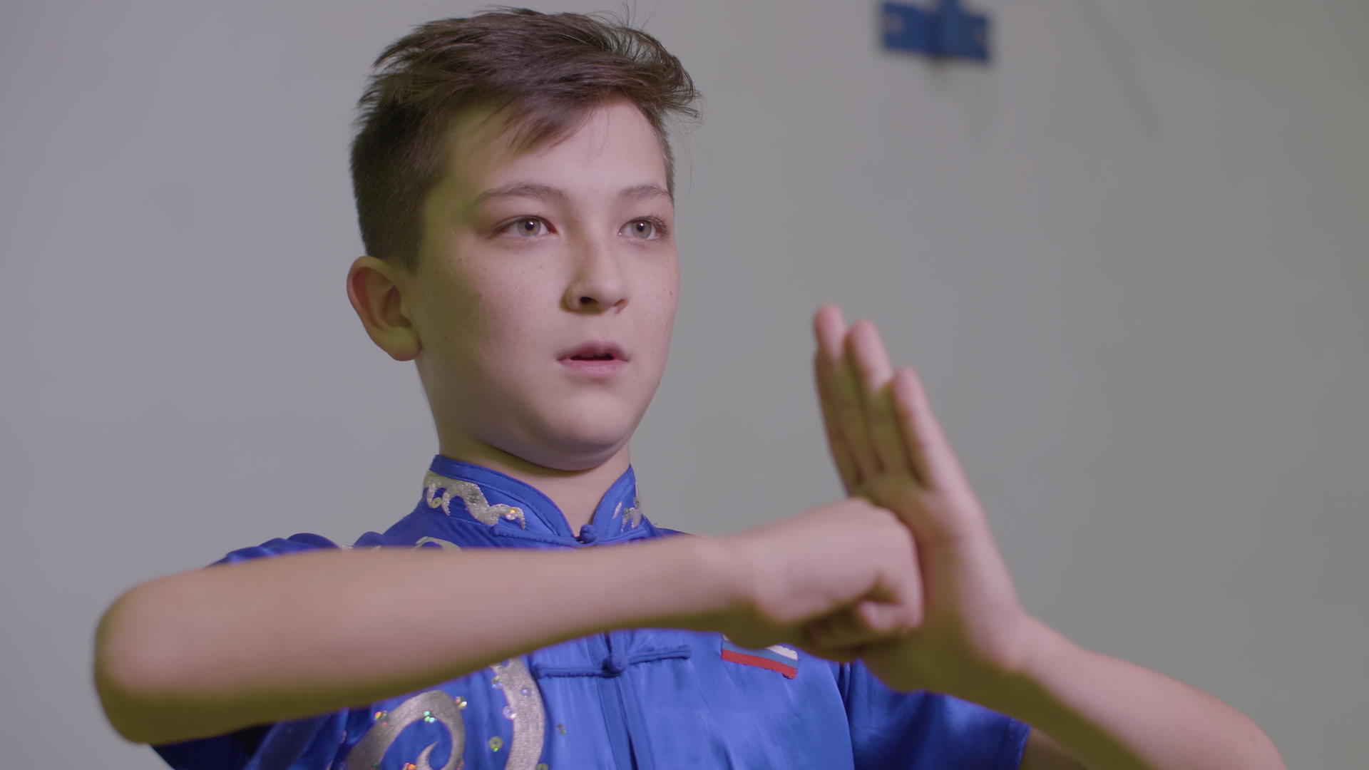 青少年握拳举拳在武功中表现出传统的敬礼视频的预览图