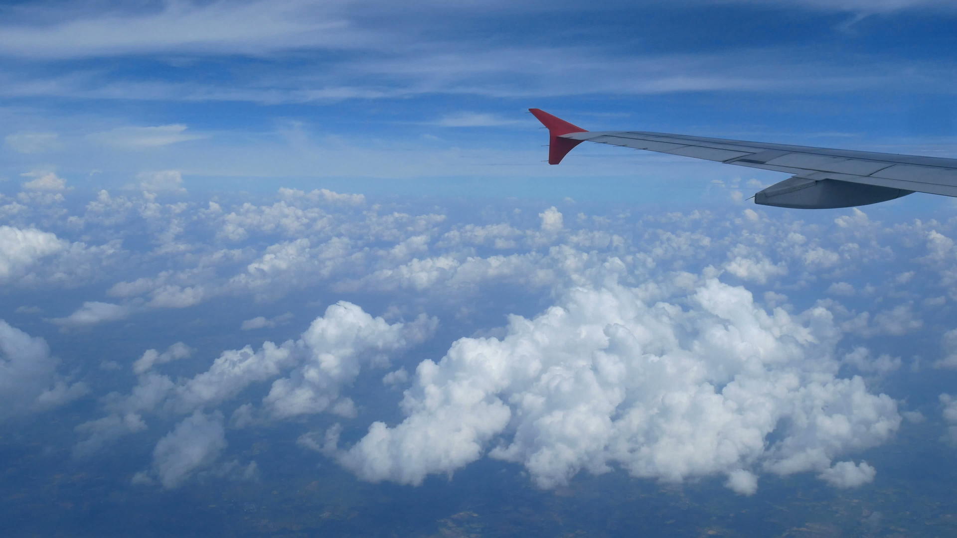 通过飞机窗口的鸟瞰图飞机和美丽的蓝天视频的预览图