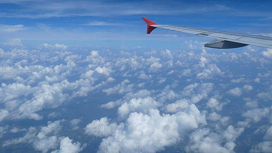 4K通过飞机窗口的鸟瞰图飞机和蓝天视频的预览图