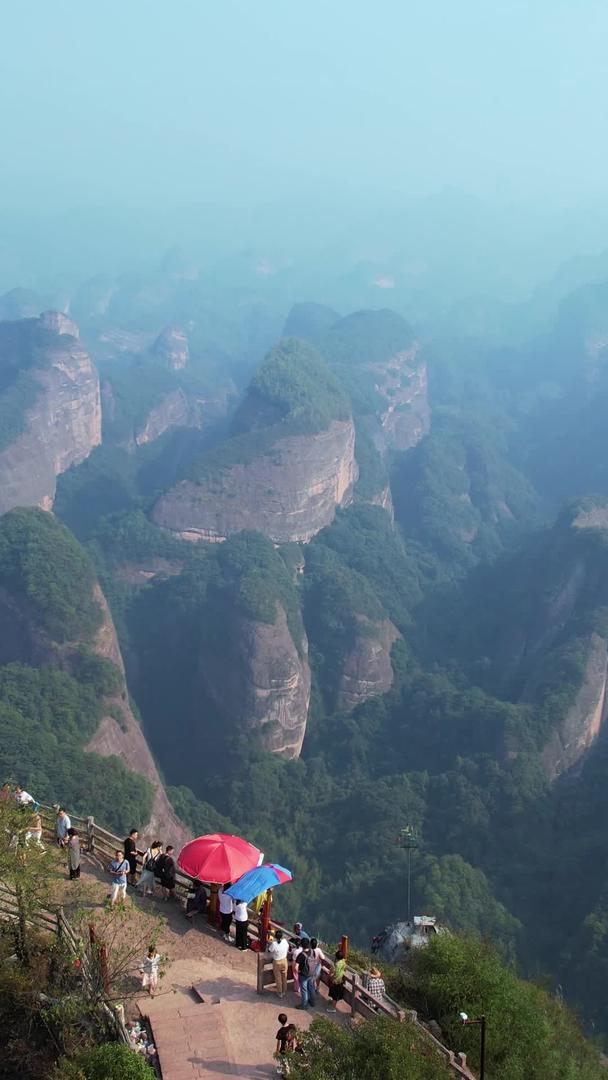 湖南5A级航拍景区山顶欣赏风景的拥挤旅游人群素材视频的预览图