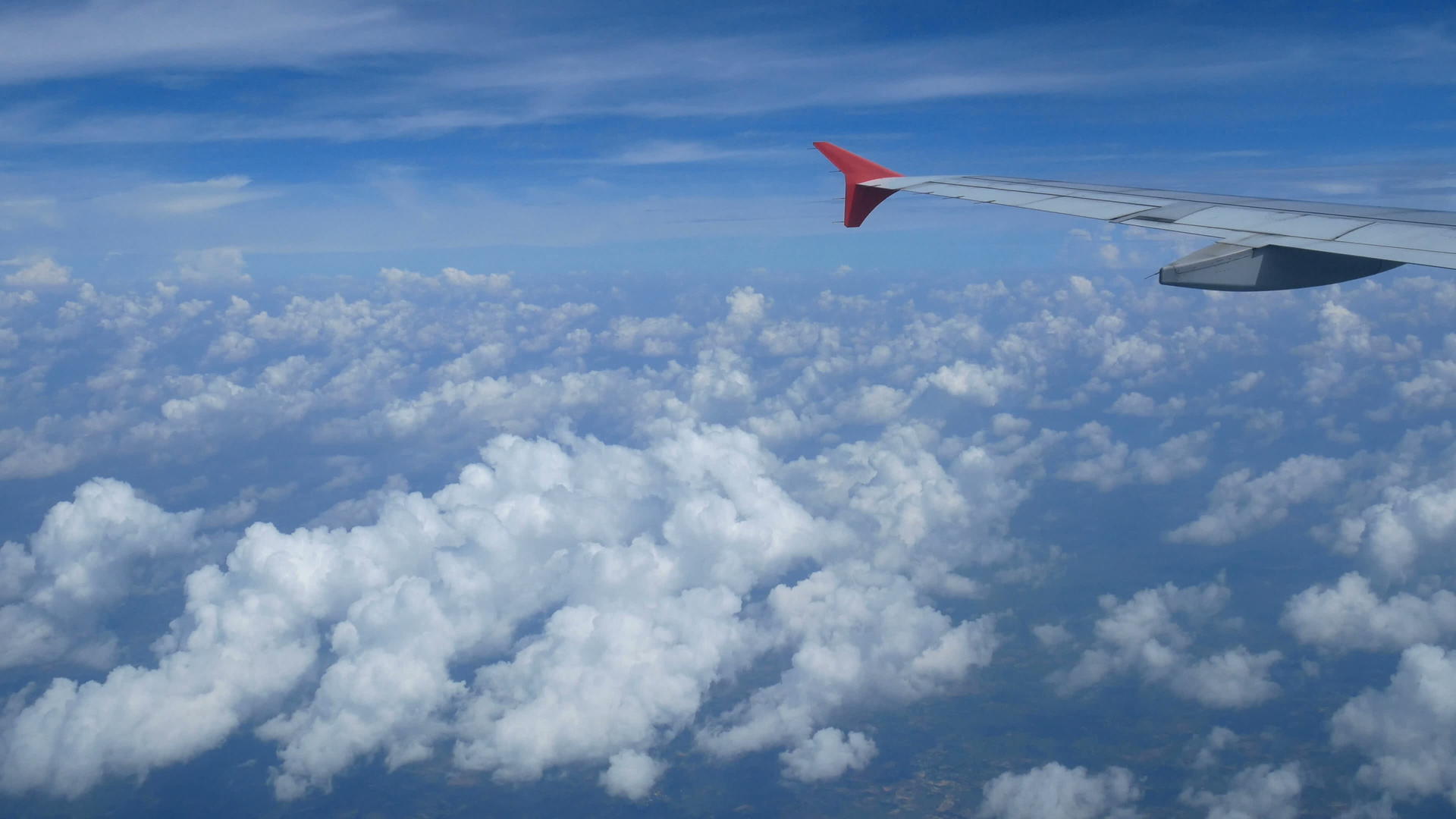 通过飞机窗口的鸟瞰图飞机和美丽的蓝天视频的预览图