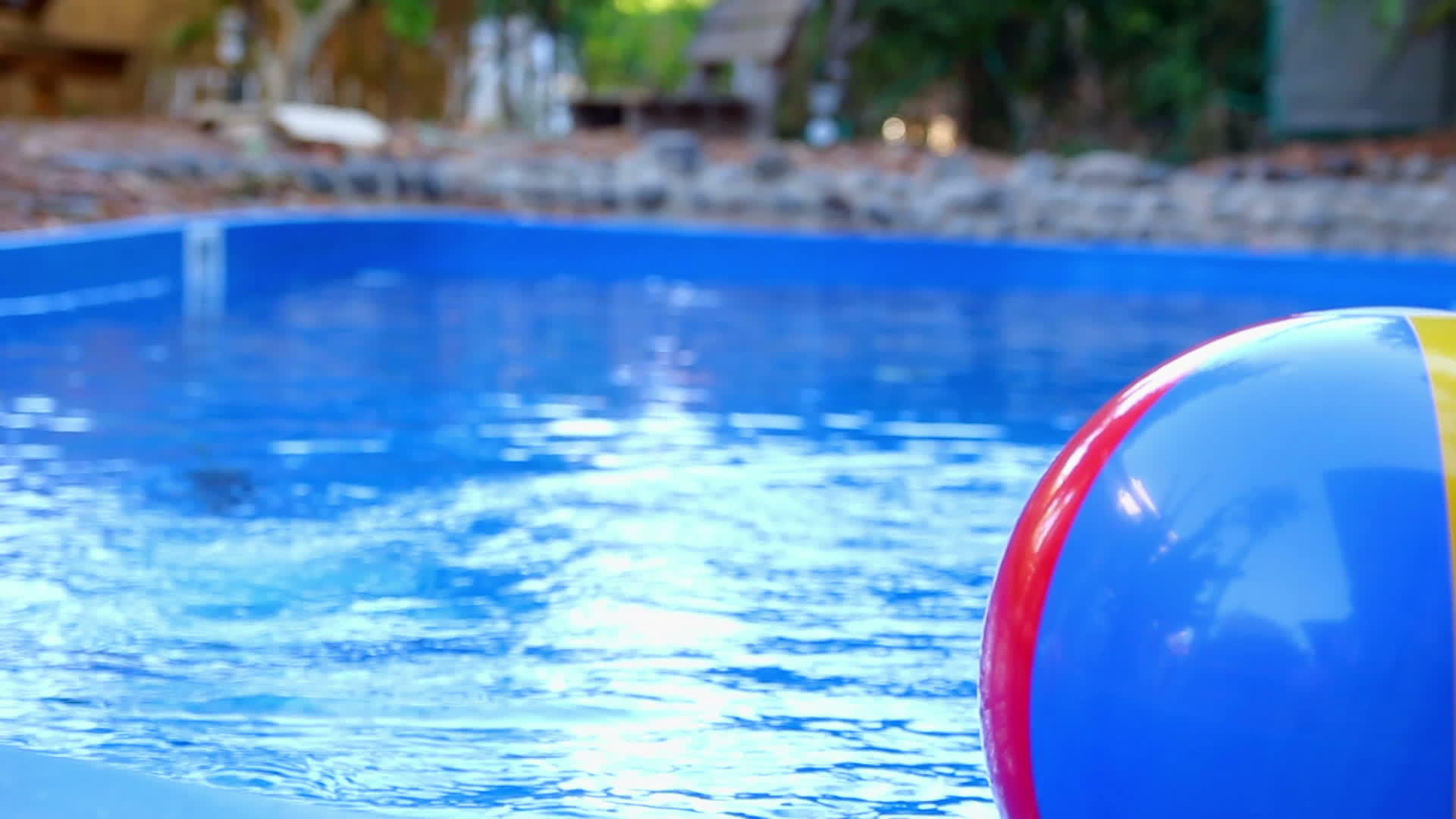 在游泳池里五颜六色的沙滩球击中了另一个球视频的预览图