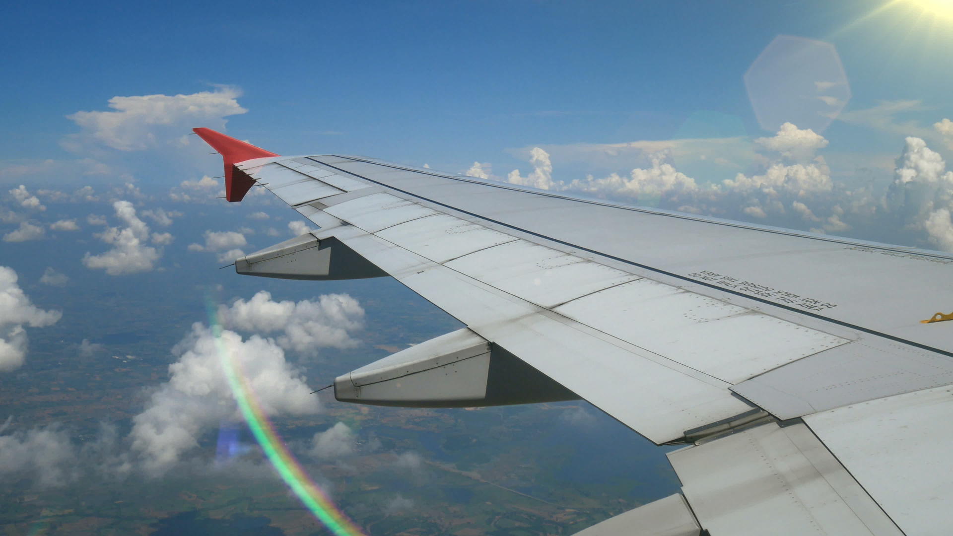 镜头乘飞机穿过飞机窗户的鸟瞰图len耀斑视频的预览图