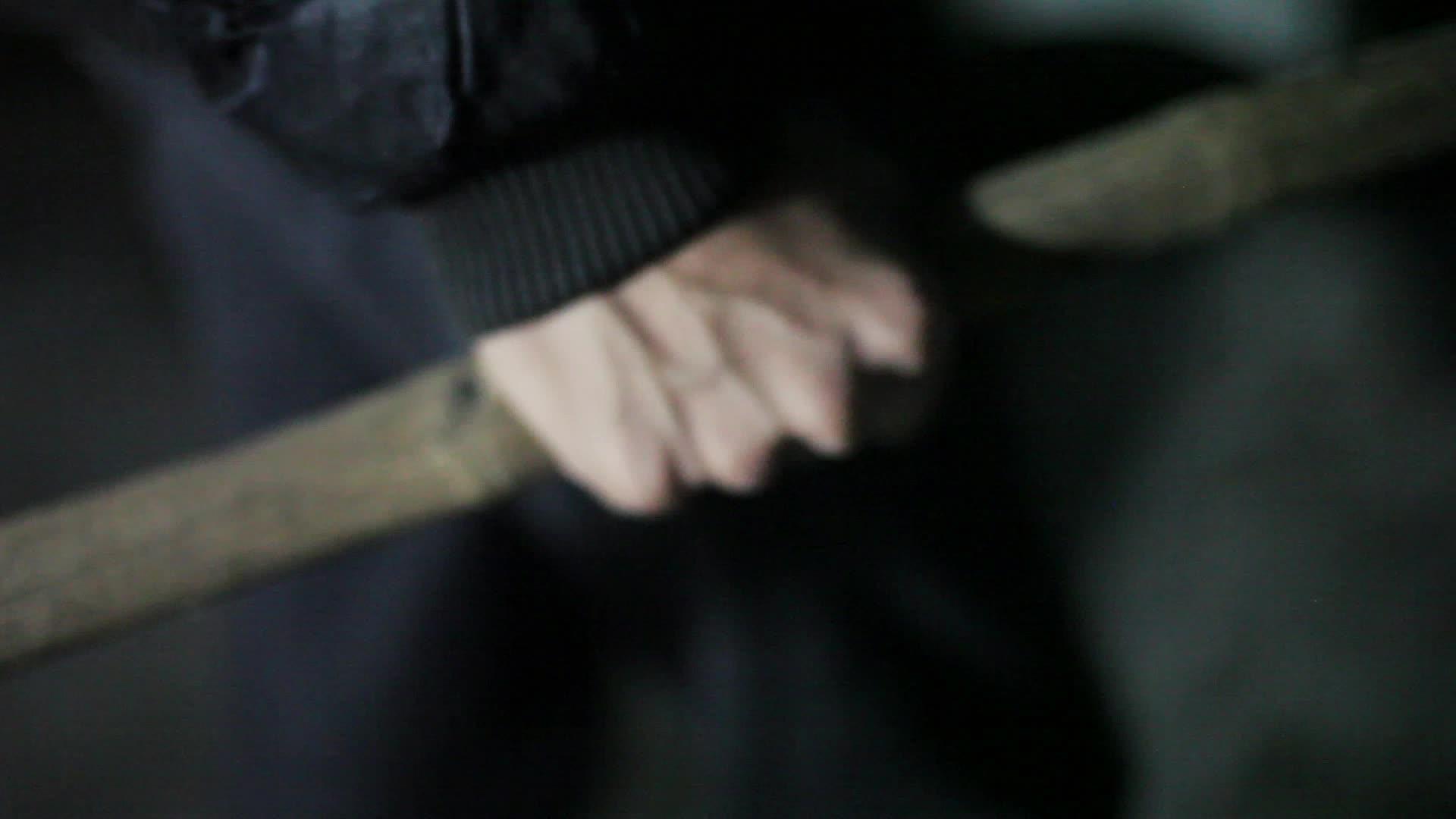 手里拿着一根木棍在夜晚和恐惧的气氛中被枪杀或与视频的预览图
