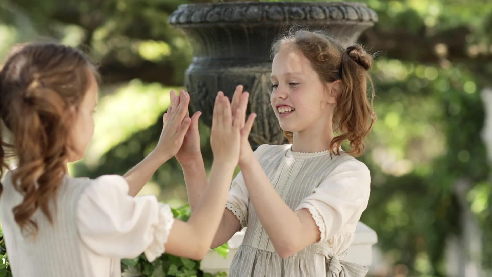两个女学生的女朋友在花园里玩花样游戏视频的预览图