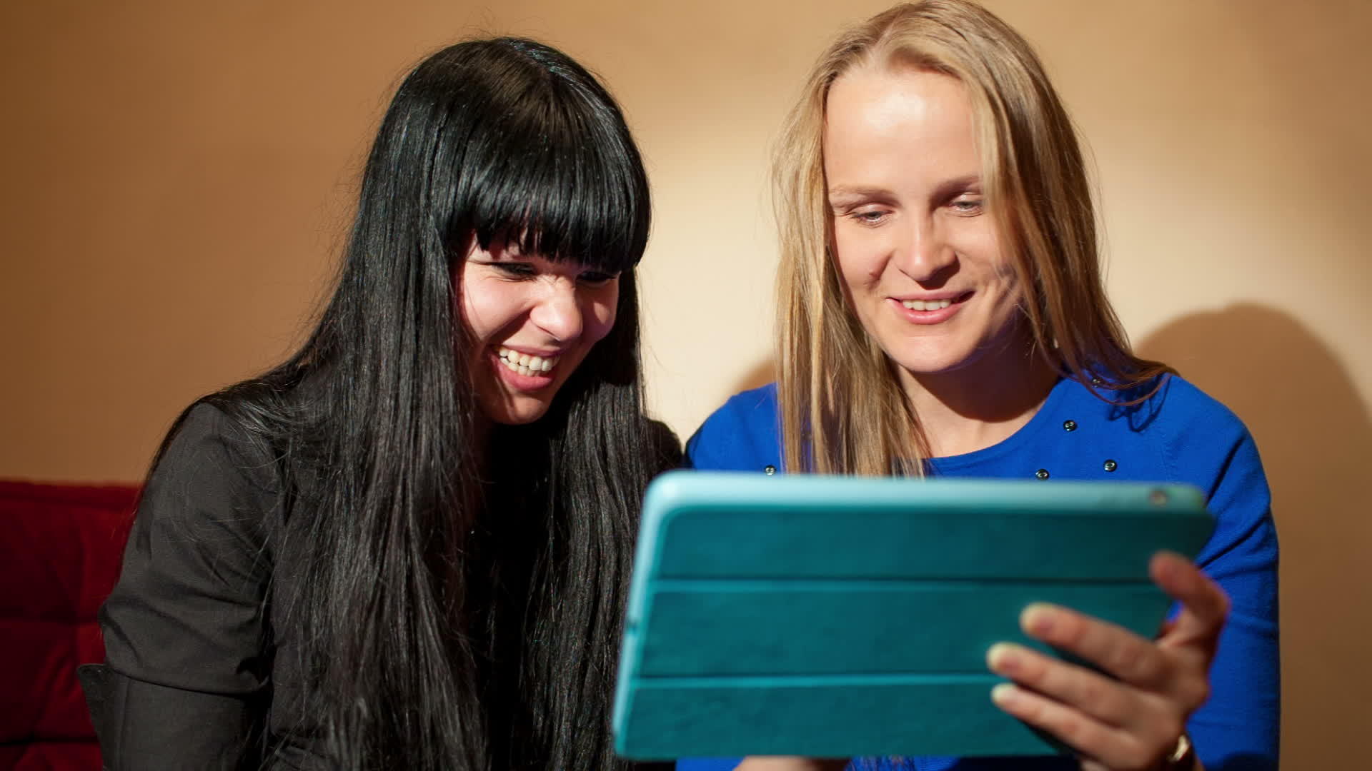 两名年轻女性阅读平板电脑视频的预览图