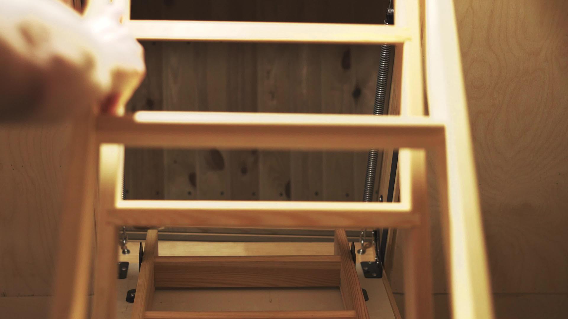 将木质阁楼的楼梯折叠到天花板上视频的预览图