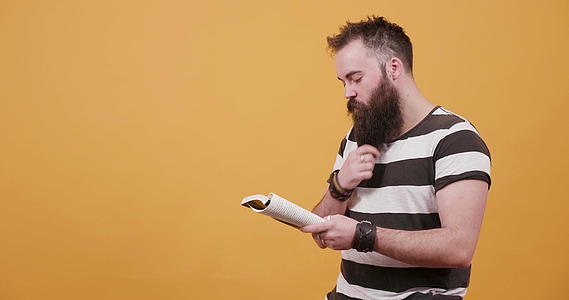 长脸长发的男人读书整理胡子视频的预览图