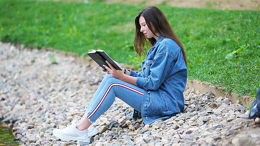 年轻女性轻松阅读视频的预览图