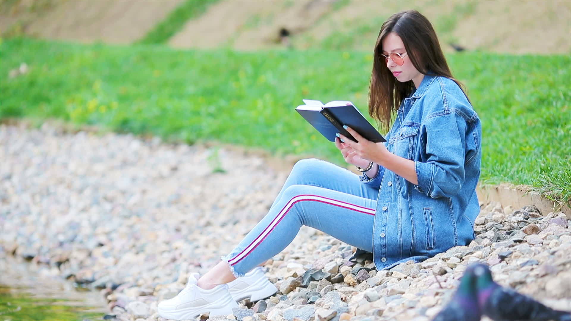 年轻女性轻松阅读视频的预览图