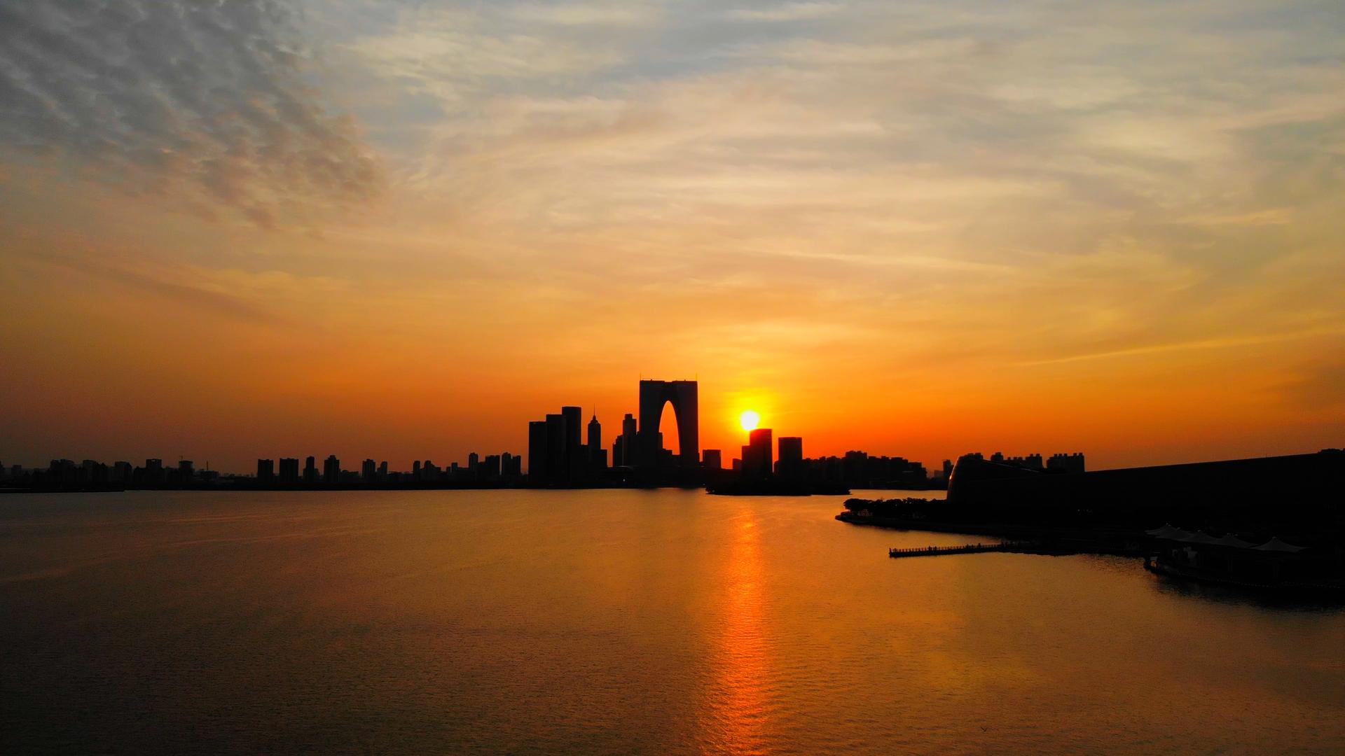 4k航拍东方之门城市cbd黄昏视频的预览图