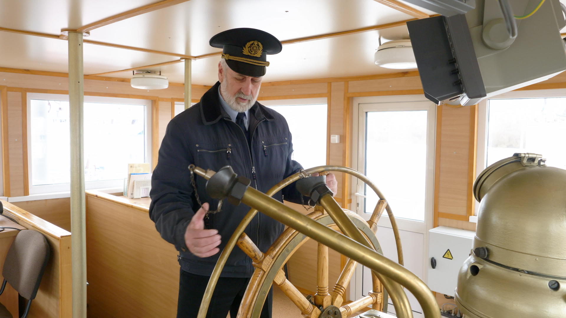 船厂的高级专业船长使用两个杠杆操作船舶并使用两个杠杆操作船舶视频的预览图