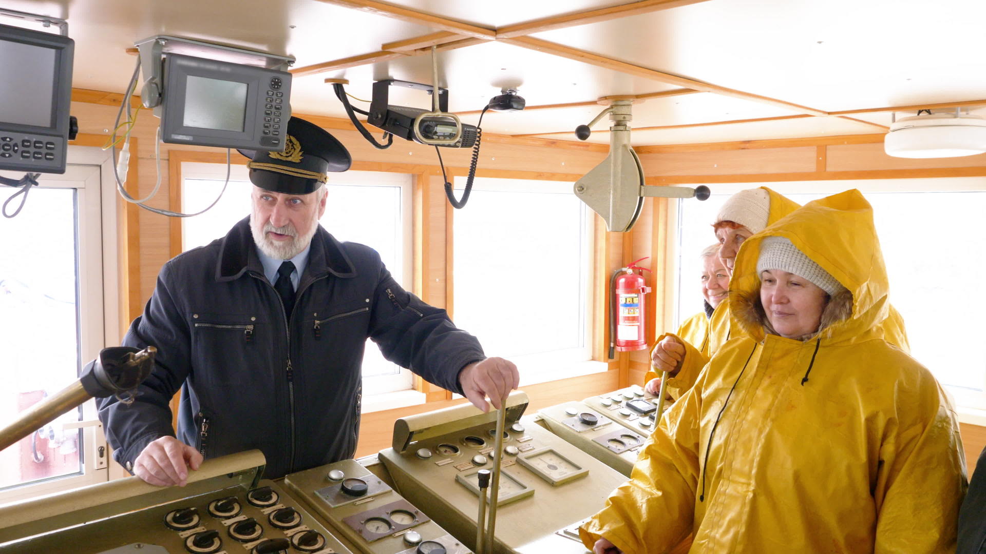 在轮椅舱里北海船长正在和他的团队交谈并给他们一些视频的预览图