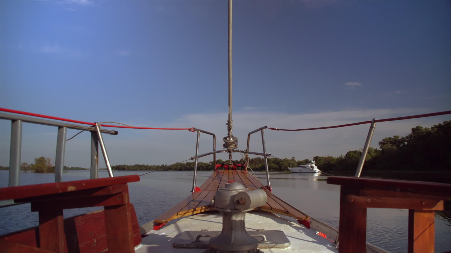 私人木船通过欧洲里维埃拉的现代游艇视频的预览图