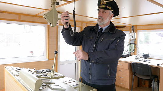 船长在船上设置了无线电通信并说他们正在发射视频的预览图