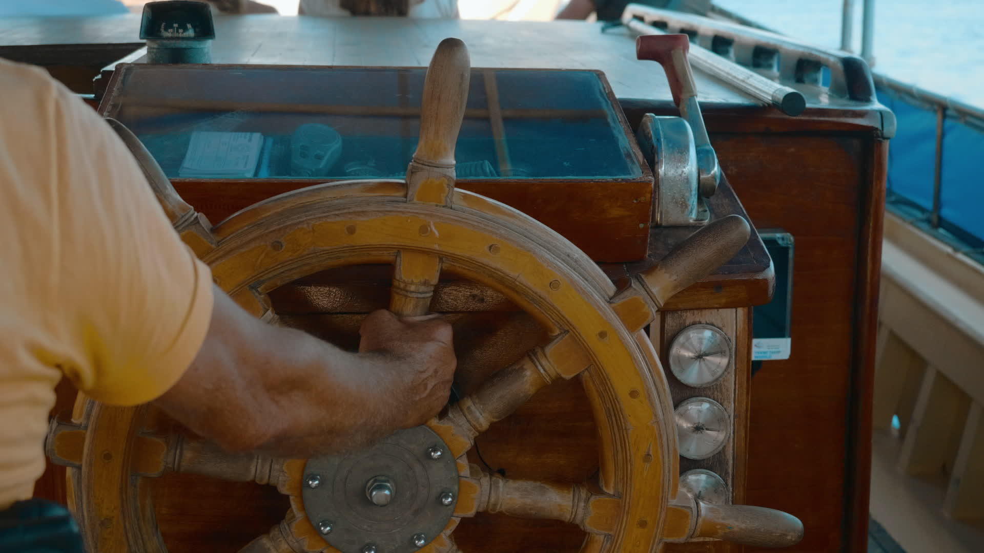 船长在海上的帆船上驾驶方向盘男人在海上航行时掌舵视频的预览图