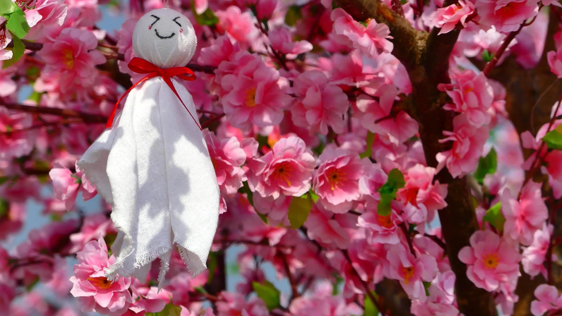 可爱的日本娃娃在树上视频的预览图