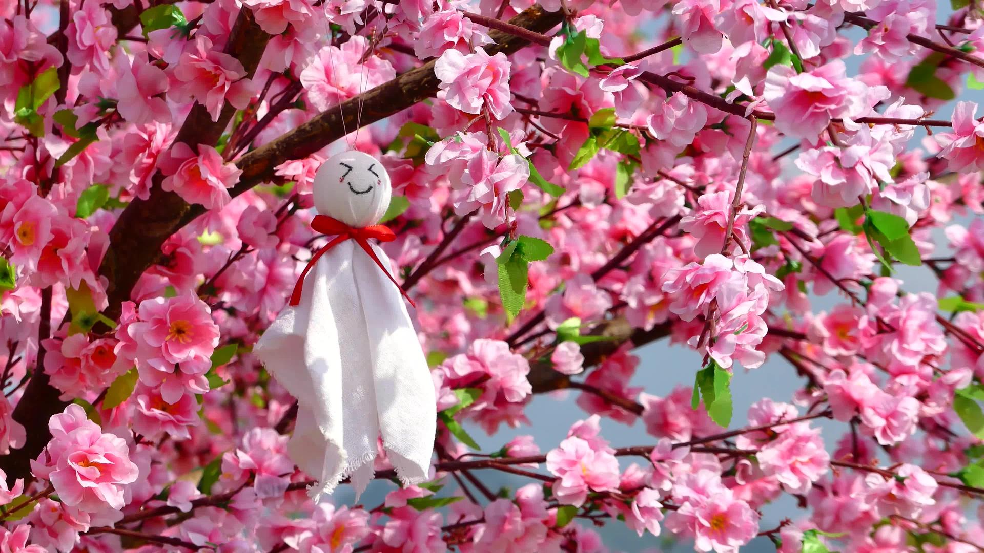 可爱的日本洋娃娃在树上teruteruteru视频的预览图