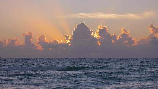 海边的阳光和乌云视频的预览图