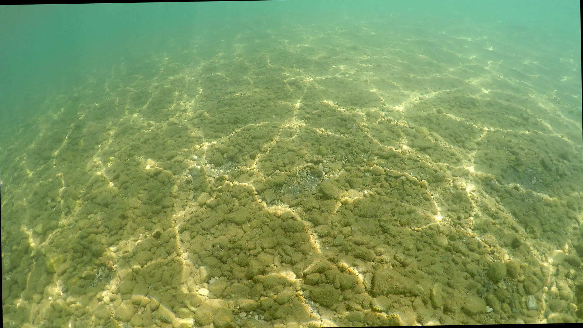 海面上的石头红海中的阳光结构视频的预览图