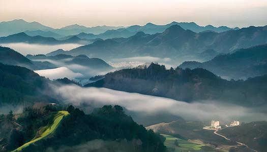 晨雾缭绕的群山和小村庄视频的预览图