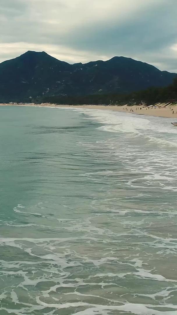 海边沙滩海浪航拍视频的预览图