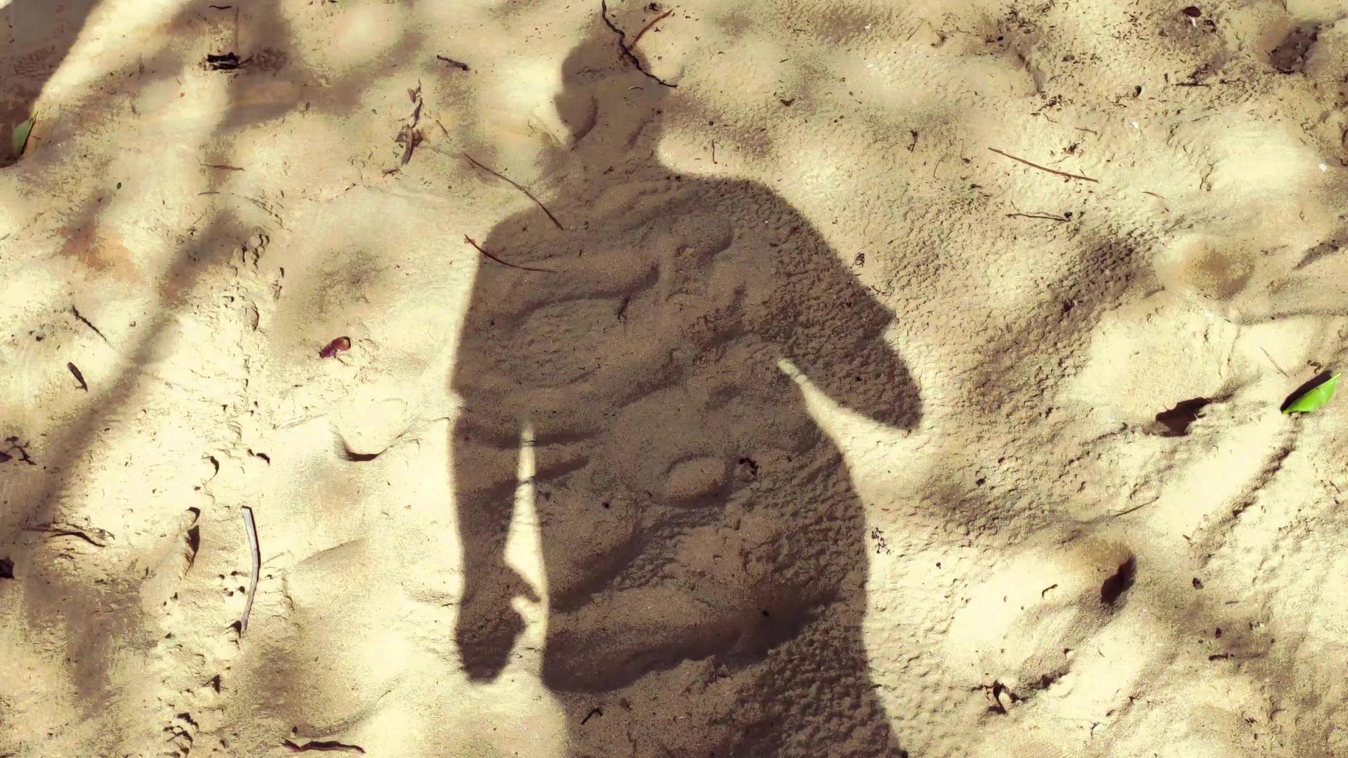 沙滩上的影子视频的预览图