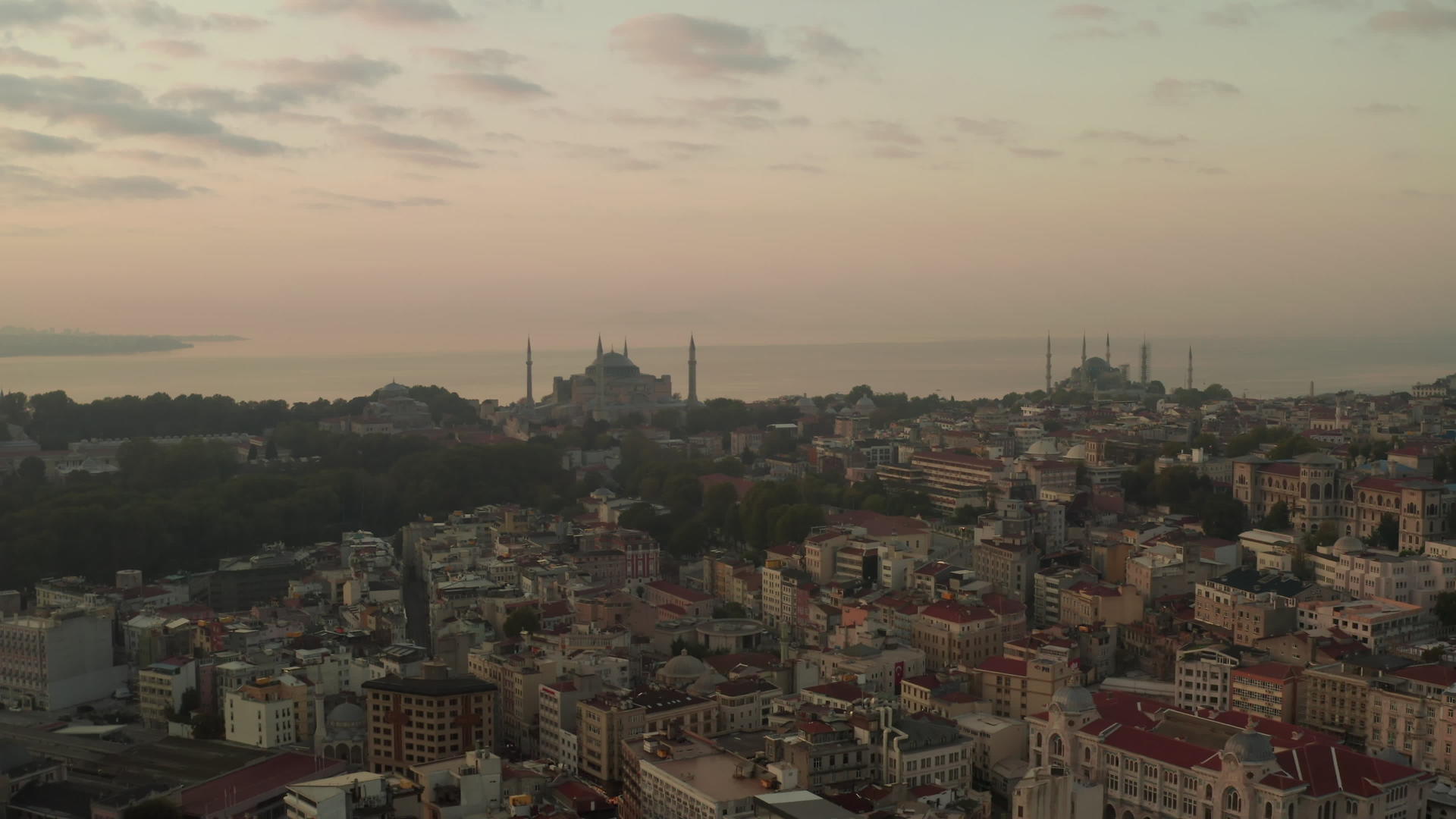 伊斯坦布尔Hazy日出山上的两座清真寺在空中视频的预览图