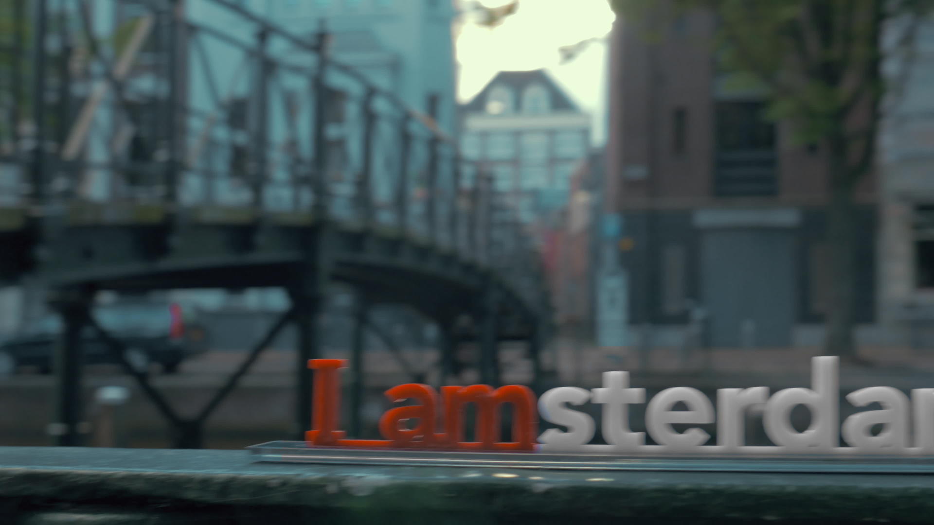 Amsterdam马德拉斯比格吉耶人行桥视频的预览图
