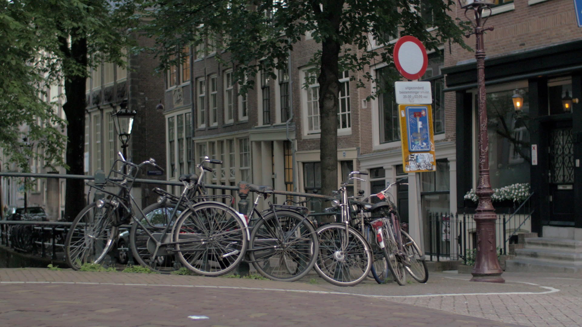 车停在Amersterdam桥上的自行车视频的预览图