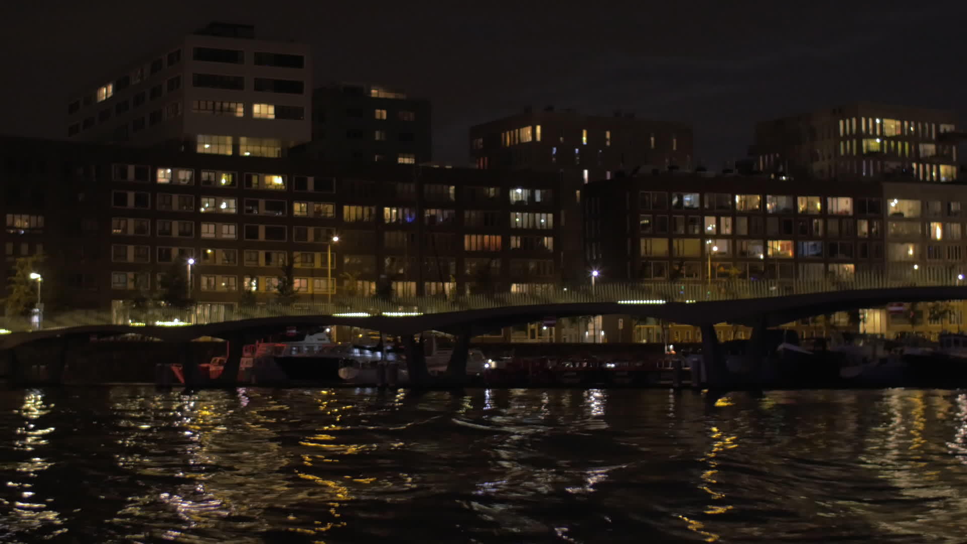 夜间Amsterdam水上巡水视频的预览图