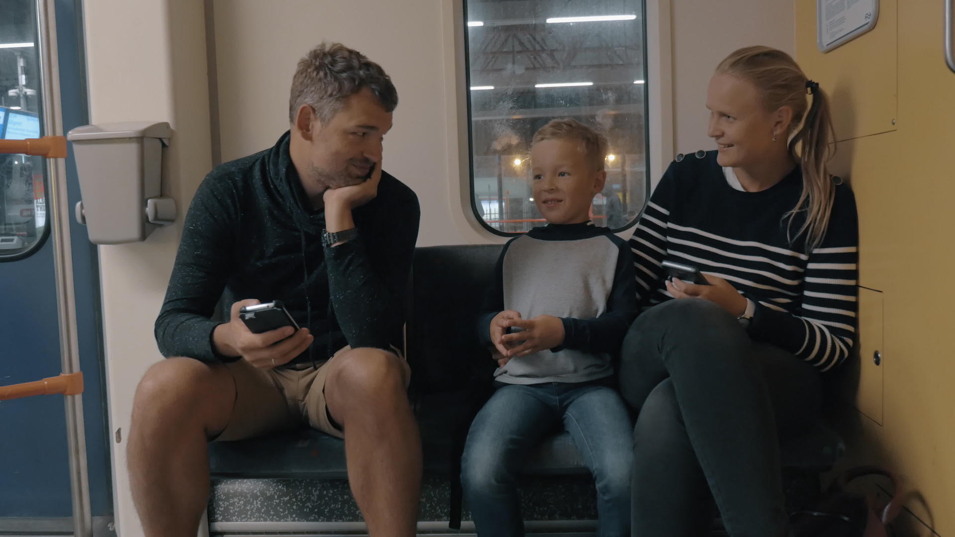 使用智能手机Amsterdam快乐的家庭在荷兰铁路旅行视频的预览图