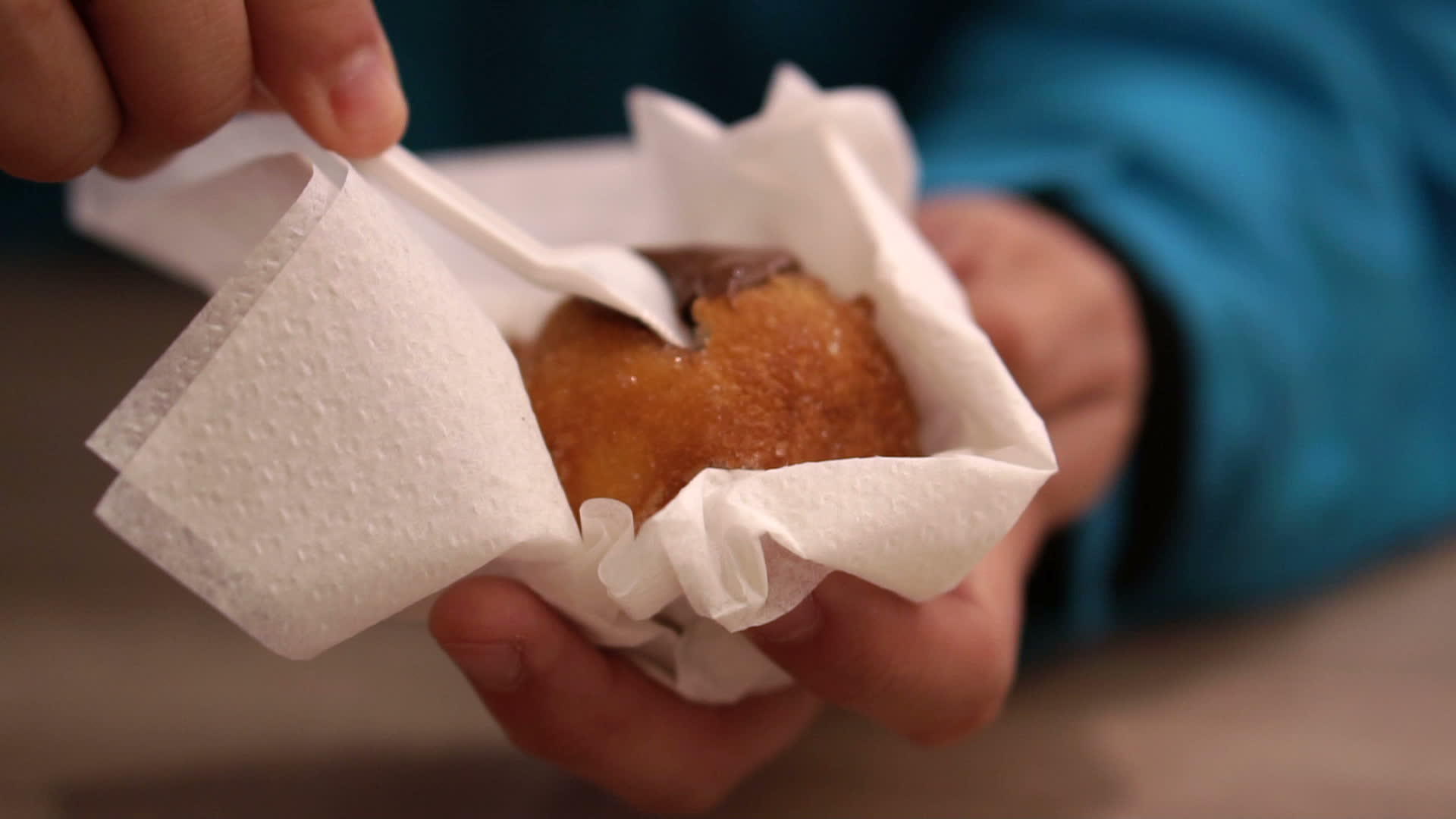 男人用手吃巧克力填满油炸面包店新鲜的甜甜圈视频的预览图