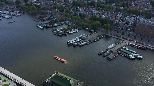 Amsterdam河流、船舶交通和城市景观空中无人驾驶视频的预览图
