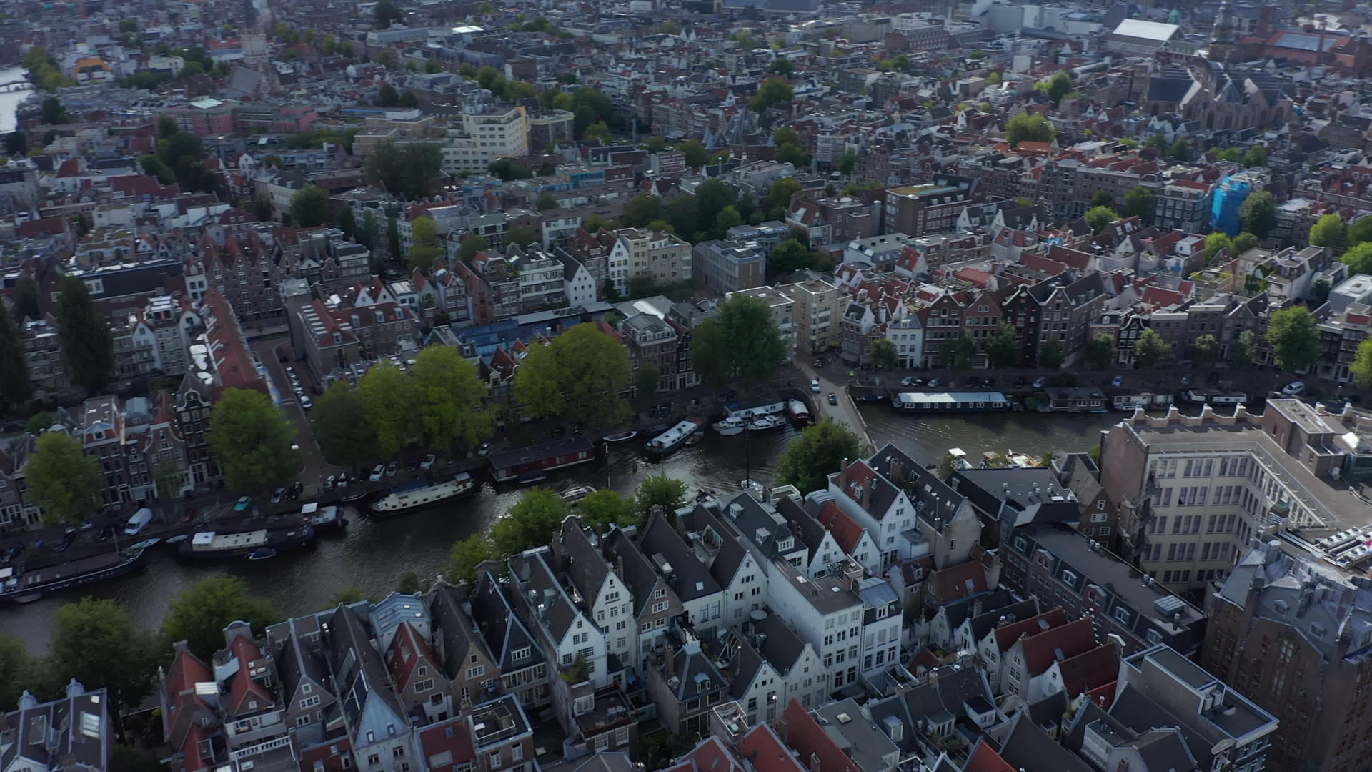 四周是房屋和运河4k的Amsterdam住宅飞机盘旋视频的预览图