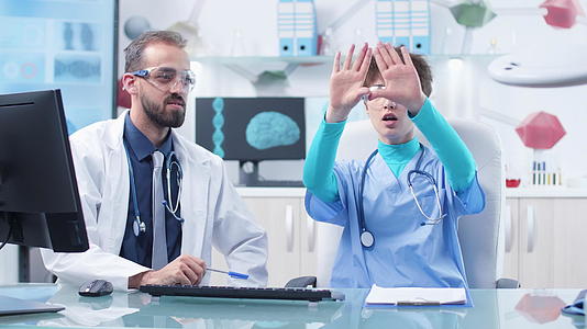 医生和护士戴着放大真人眼镜视频的预览图