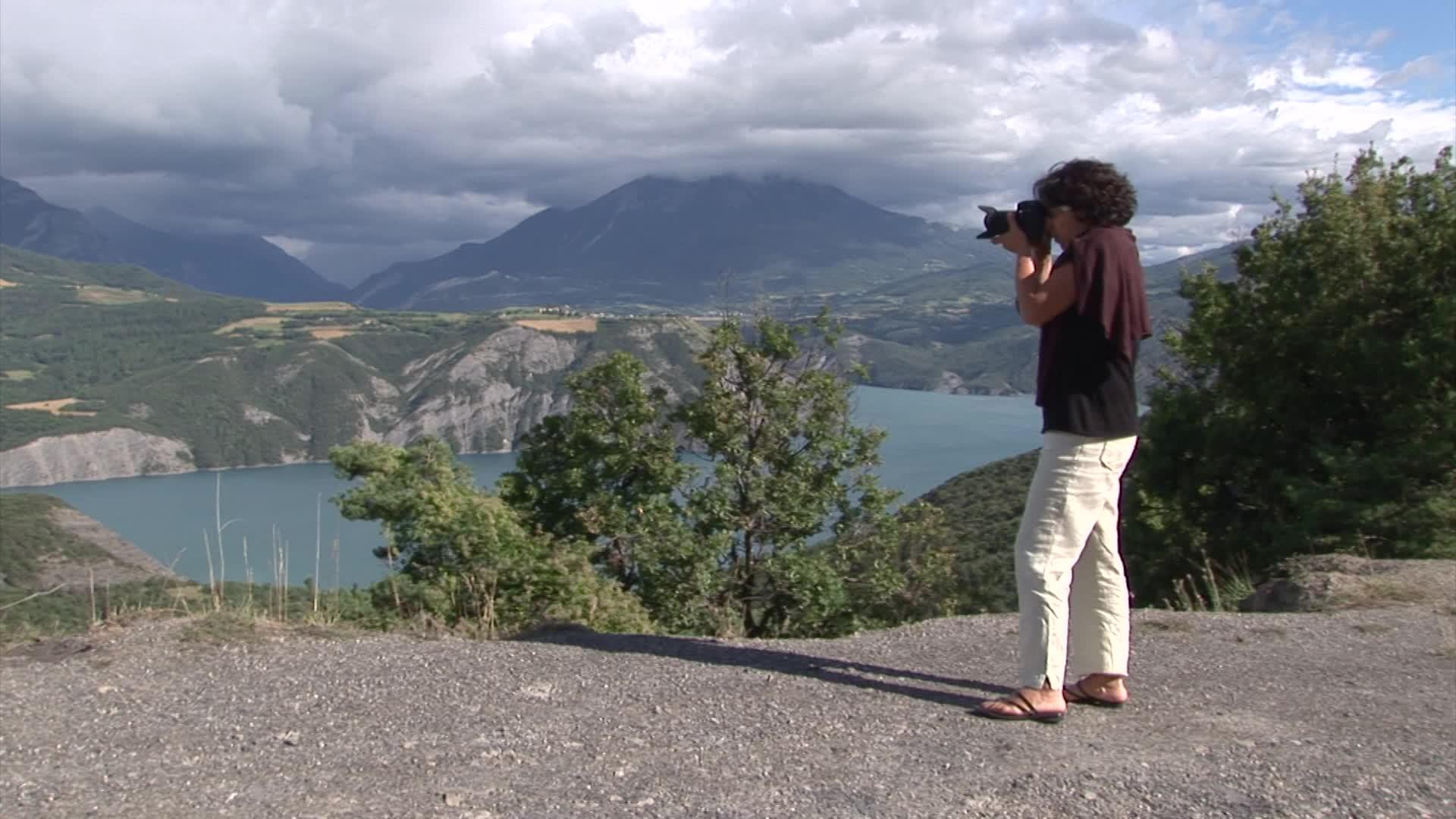 一个女人拍了一张Serreponcon湖的照片视频的预览图