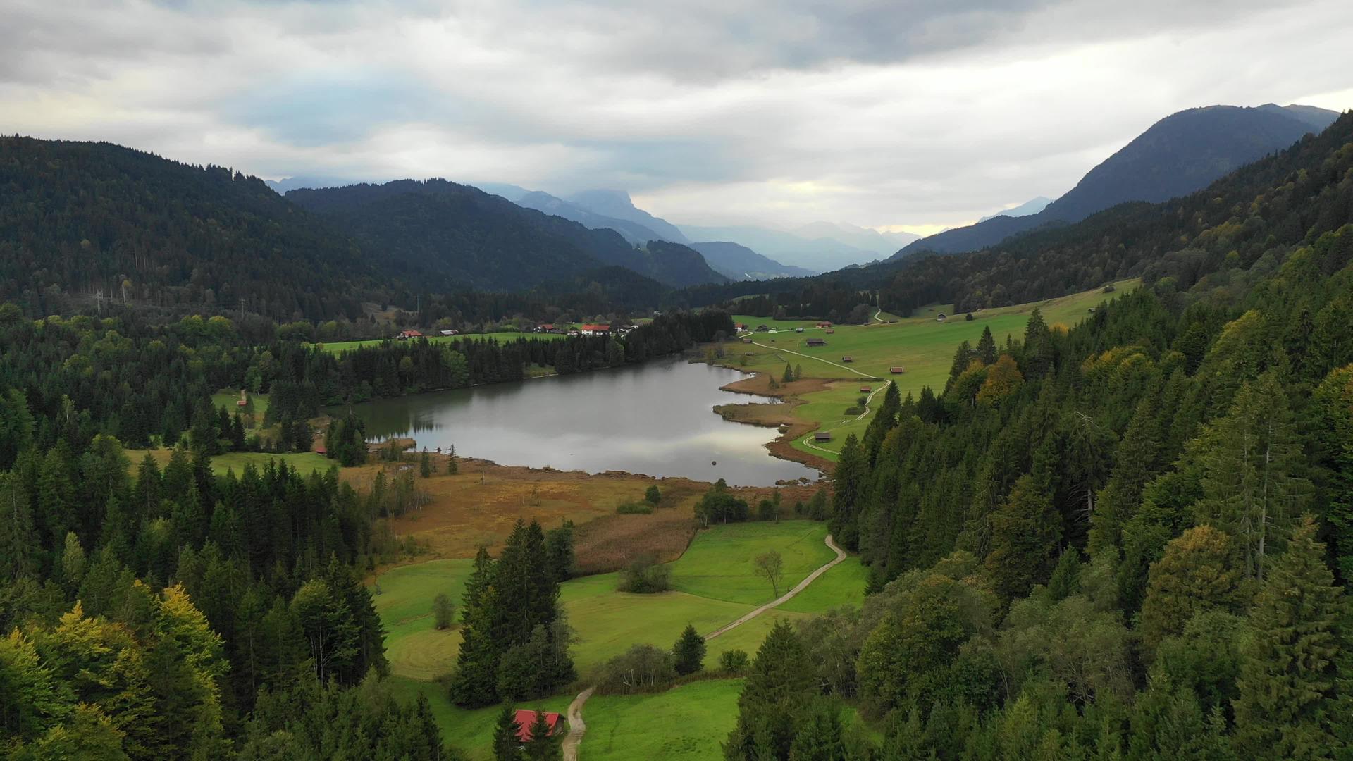 巴伐利亚、阿尔卑斯山和卡文德山的田园诗般的山脉Geroldsee视频的预览图