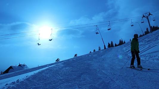 寒冷滑雪中心视频的预览图