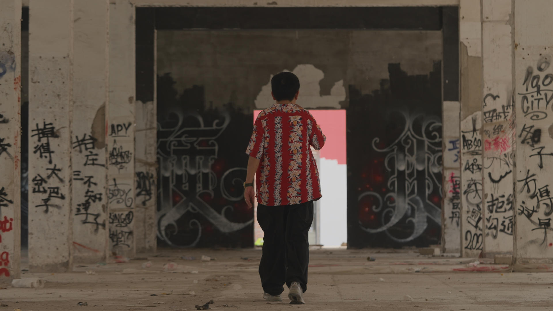城市废弃的工业厂区内男人行走的背影4k素材视频的预览图