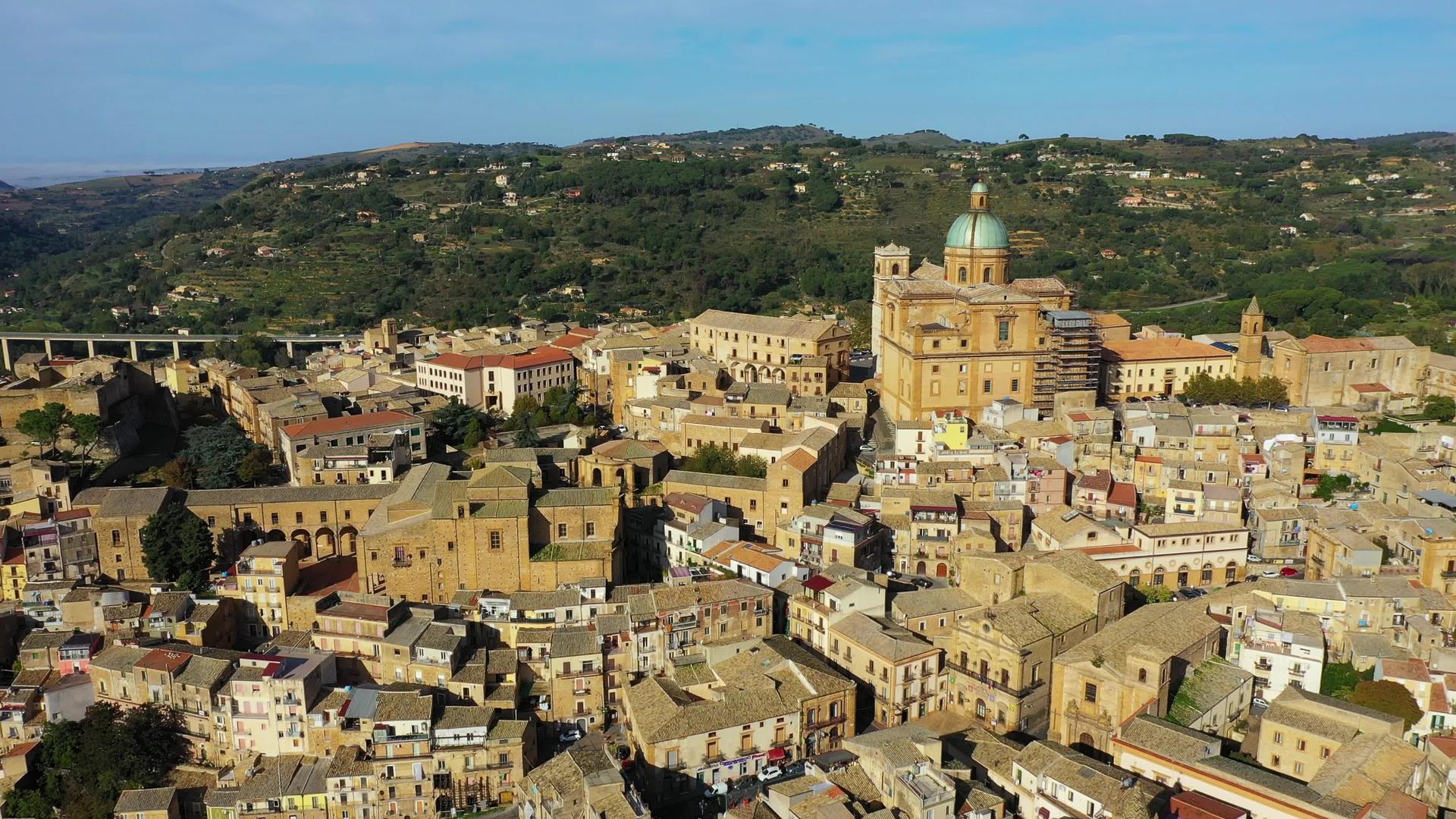 阿尔梅里纳广场和大教堂在意大利西西里岛的恩纳SS的视频的预览图