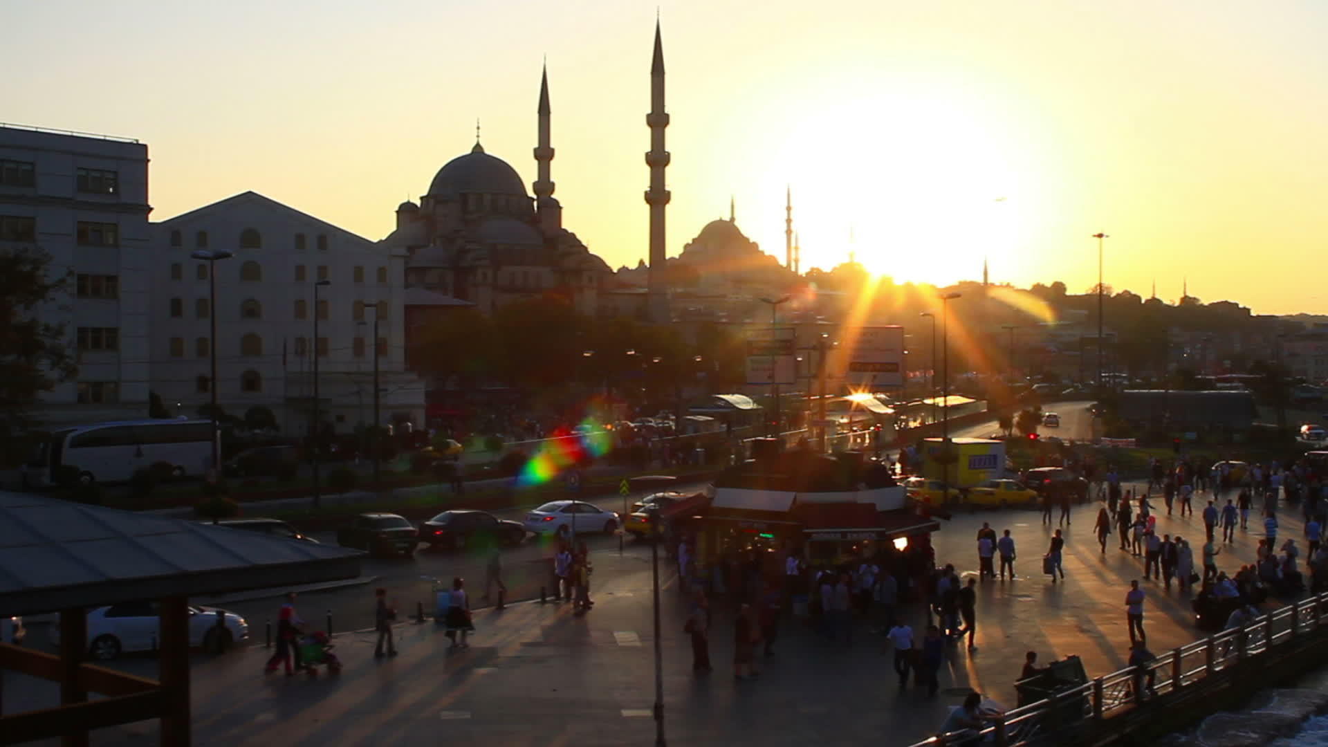 日落时落时从伊斯坦布尔出发从游轮驶出码头的高度视频的预览图