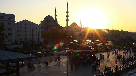 日落时落时从伊斯坦布尔出发从游轮驶出码头的高度视频的预览图