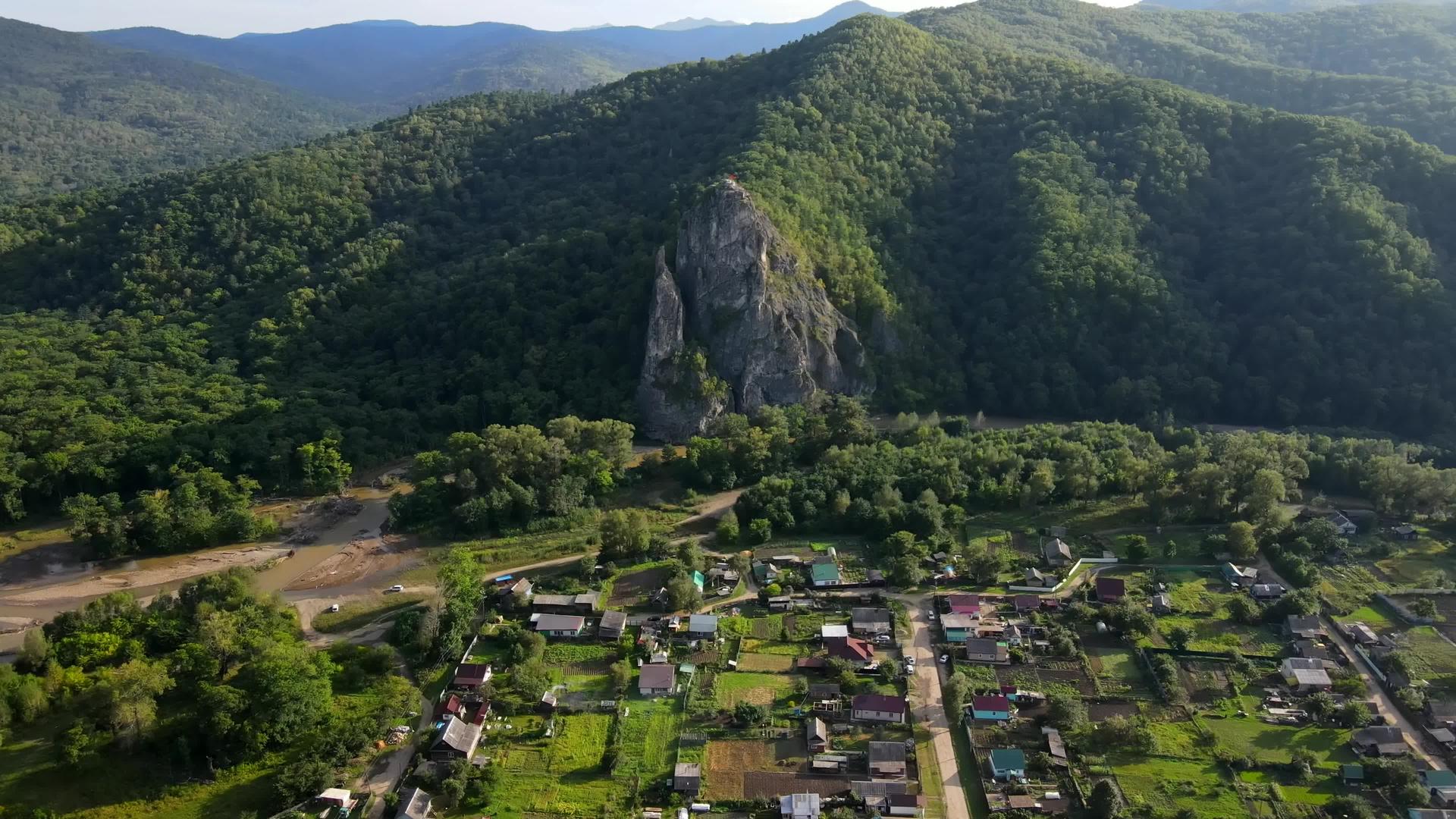 从上面查看Dersu岩石在Kavalerovo村以视频的预览图