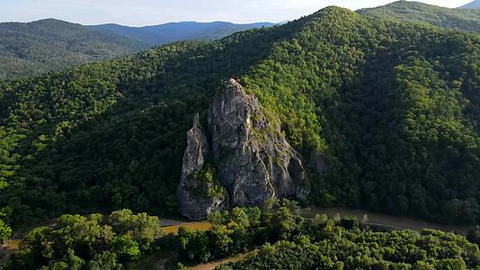从上面查看Dersu岩石在Kavalerovo村以视频的预览图