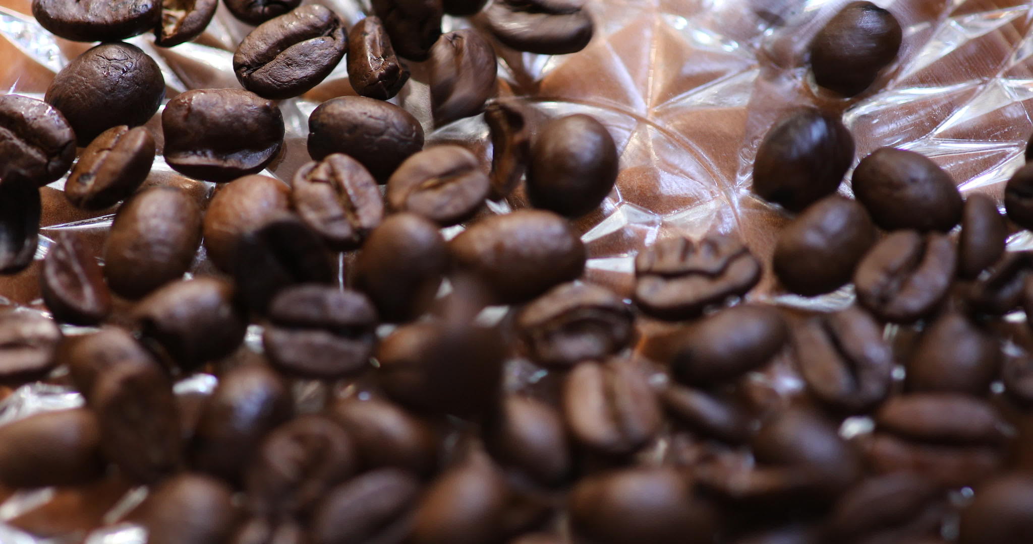 新鲜的阿拉伯新烤咖啡豆流入玻璃碗视频的预览图