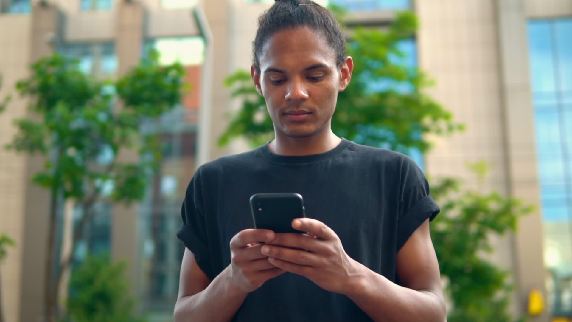 混混种族男子在流动手机上打消息视频的预览图